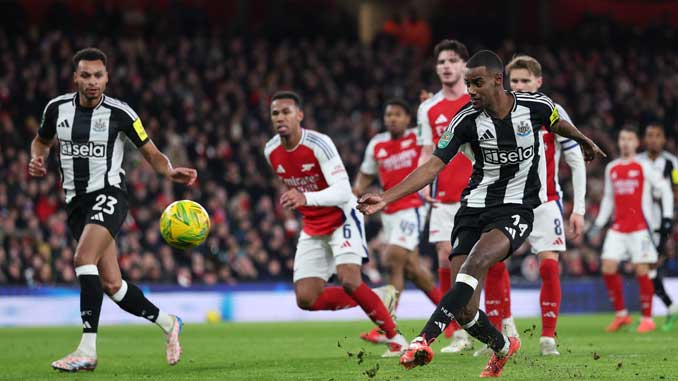 Alexander Isak scores against Arsenal in the 2025 Carabao Cup Semi-Final 1st leg