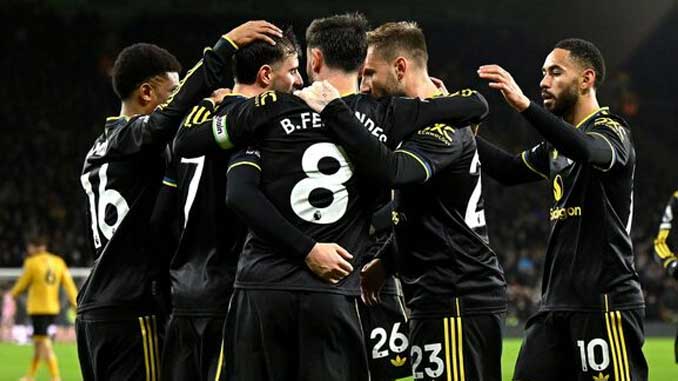 Manchester United players celebrate together during win against Wolves in Premier League 2025 Season